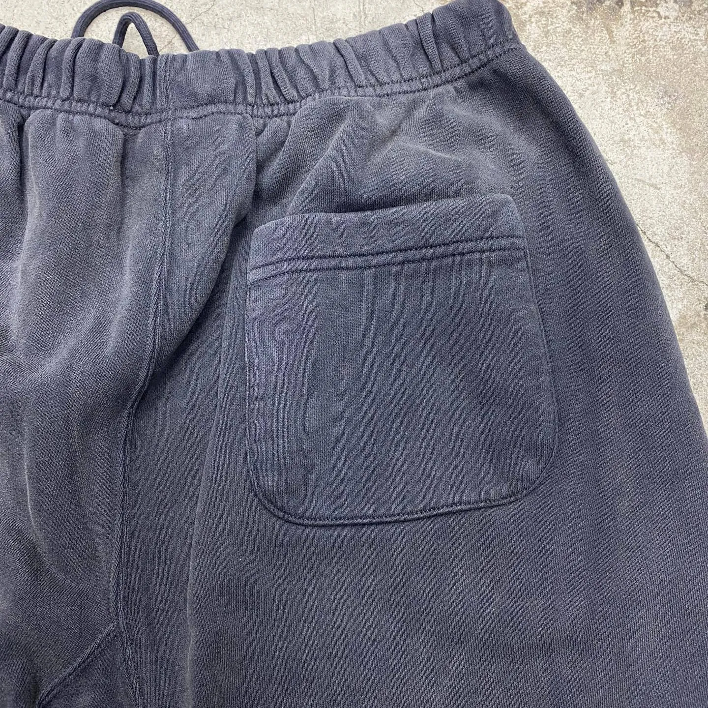 SAINT Mxxxxxx SWEAT PANTS/LOVE AMONG/BLK blue SAINT barrage sweatpants, washed black S-XL, top-notch printing and distressing process, very close to the original distressed feeling, Assute dyeing, whole piece sprayed with horse fade, wormhole destruction treatment, heavy fermentation washing to create NEW VINTAGE texture, factory four-needle and six-thread workmanship, no bone seams, correct main mark, wash mark